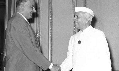 Abd El Nasser wakati wa kikao chake cha kwanza na kiongozi wa India Nehru