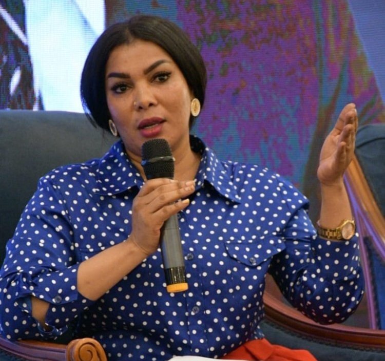  Fairouz Zakaria  Mhitimu wa Udhamini wa Nasser, mtaalamu maarufu zaidi  wa Mitindo na urembo nchini Sudan
