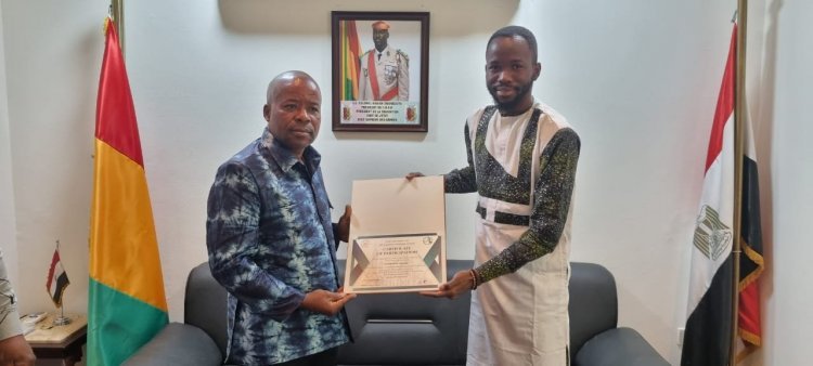 Le diplômé de la Bourse Nasser pour le leadership international, troisième promotion, rencontre le premier conseiller de l’Ambassade de la République de Guinée en Egypte