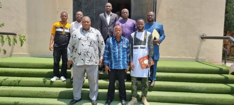 Le diplômé de la Bourse Nasser pour le leadership international, troisième promotion, rencontre le premier conseiller de l’Ambassade de la République de Guinée en Egypte