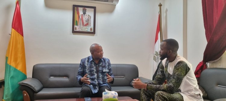 Le diplômé de la Bourse Nasser pour le leadership international, troisième promotion, rencontre le premier conseiller de l’Ambassade de la République de Guinée en Egypte