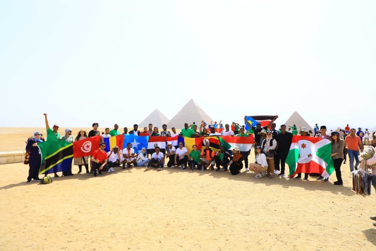 Tour touristique aux pyramides pour les participants de la Bourse Nasser pour le leadership international