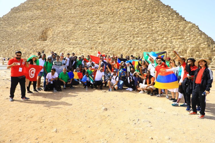 Tour touristique aux pyramides pour les participants de la Bourse Nasser pour le leadership international