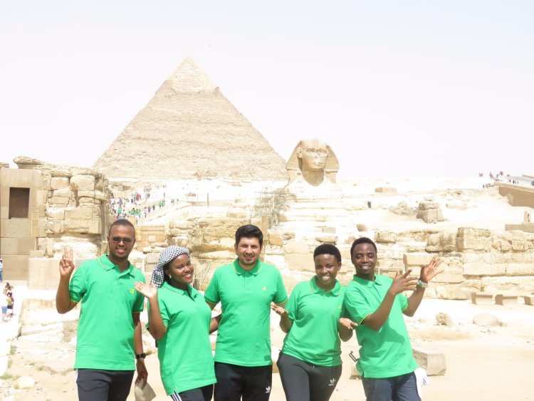 Tour touristique aux pyramides pour les participants de la Bourse Nasser pour le leadership international