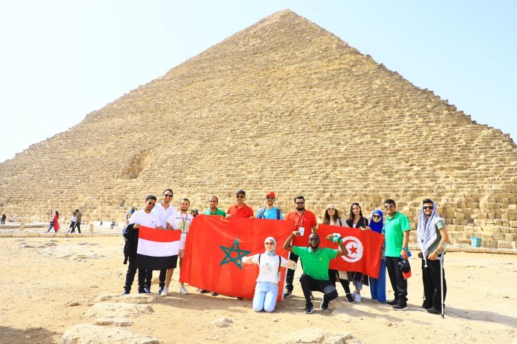 Tour touristique aux pyramides pour les participants de la Bourse Nasser pour le leadership international