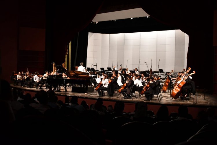 Les jeunes membres de la Bourse Nasser pour le leadership international assistent à une soirée artistique présentée par l’Orchestre symphonique du Caire