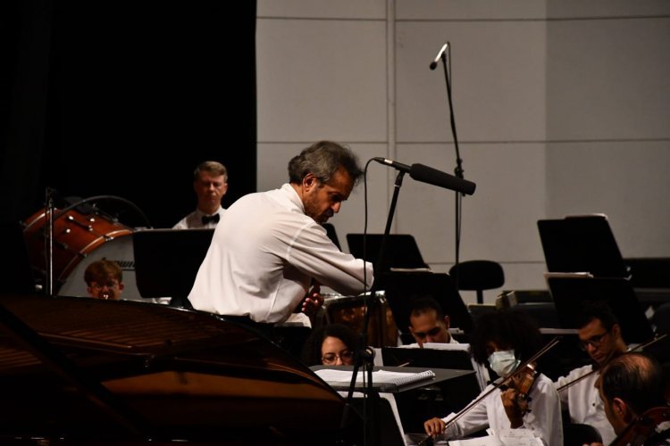 Les jeunes membres de la Bourse Nasser pour le leadership international assistent à une soirée artistique présentée par l’Orchestre symphonique du Caire