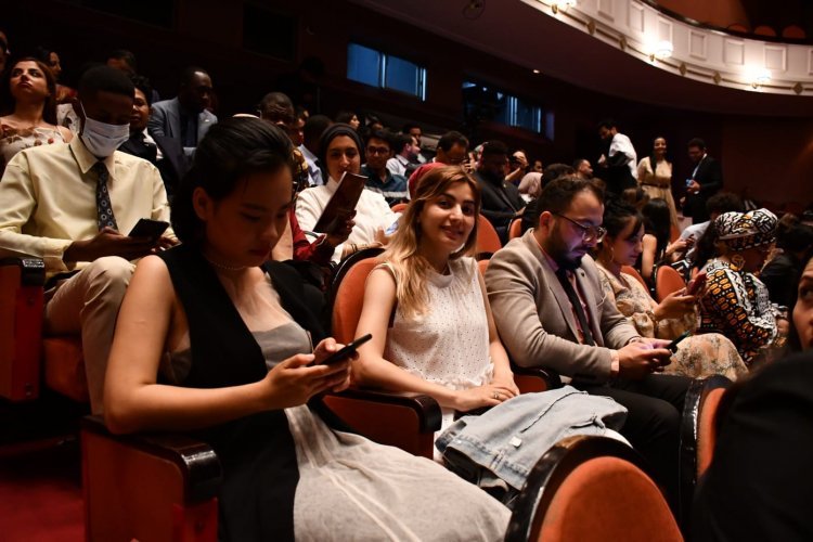 Les jeunes membres de la Bourse Nasser pour le leadership international assistent à une soirée artistique présentée par l’Orchestre symphonique du Caire