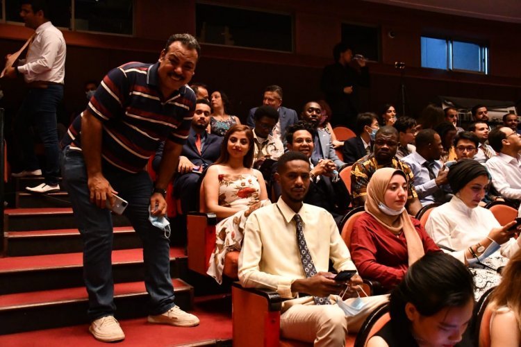 Les jeunes membres de la Bourse Nasser pour le leadership international assistent à une soirée artistique présentée par l’Orchestre symphonique du Caire