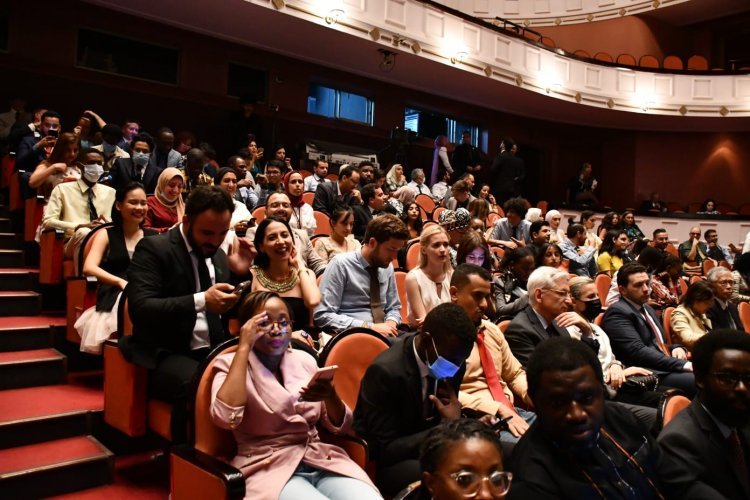 Les jeunes membres de la Bourse Nasser pour le leadership international assistent à une soirée artistique présentée par l’Orchestre symphonique du Caire