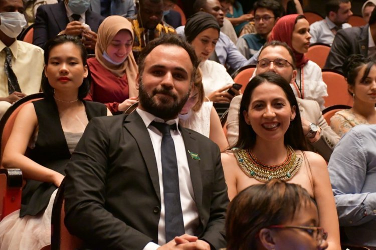 Les jeunes membres de la Bourse Nasser pour le leadership international assistent à une soirée artistique présentée par l’Orchestre symphonique du Caire