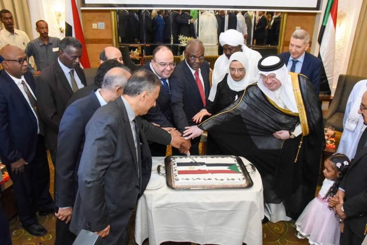 Mhitimu wa Udhamini wa Nasser kwa Uongozi wa Kimataifa atangaza sherehe ya Ubalozi wa kimisri huko Sudan wakati wa maadhimisho ya miaka 70 ya Mapinduzi matukufu ya Julai