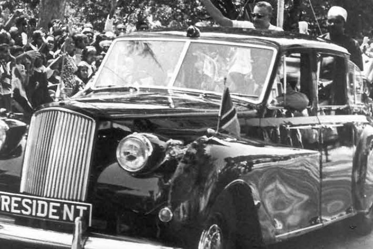 Mapokezi ya Abdel Nasser wakati wa kufika kwake huko Kisiwa cha Zanzibar.