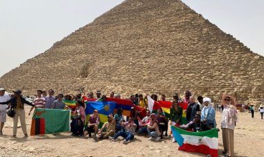 Les participants à la Bourse Nasser pour le leadership international visitent la région des pyramides de Gizeh et de Saqqarah