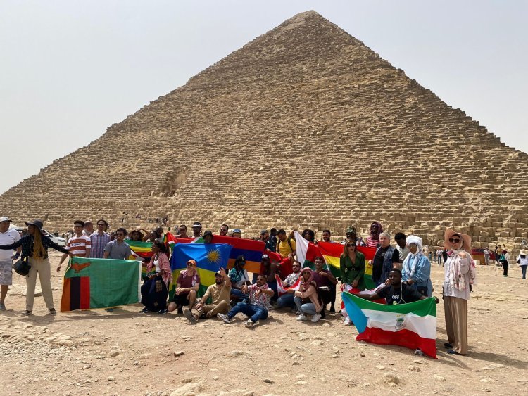 Les participants à la Bourse Nasser pour le leadership international visitent la région des pyramides de Gizeh et de Saqqarah
