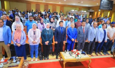 Les jeunes leaders de la Bourse Nasser pour le Leadership International naviguent sur le Canal de Suez