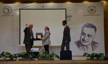 Honneur au Professeur Dr. Sayed Fleyfel, membre du Parlement égyptien, lors de la cérémonie de clôture de la première promotion de la Bourse Nasser pour le leadership africain