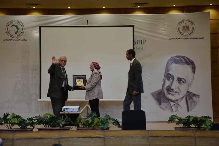 Honneur au Professeur Dr. Sayed Fleyfel, membre du Parlement égyptien, lors de la cérémonie de clôture de la première promotion de la Bourse Nasser pour le leadership africain