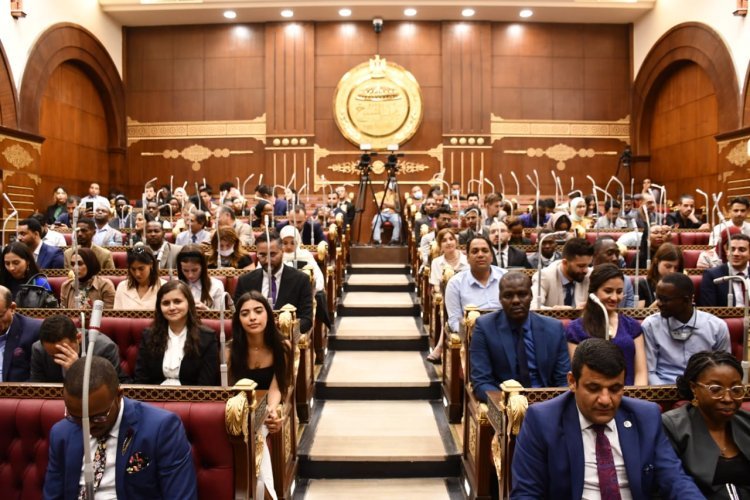 Le président du Sénat accueille les délégations de jeunes participant à la troisième promotion de la Bourse Nasser pour le leadership international