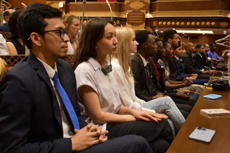 Le président du Sénat accueille les délégations de jeunes participant à la troisième promotion de la Bourse Nasser pour le leadership international