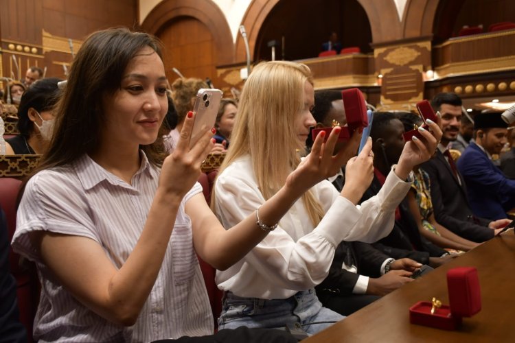 Le président du Sénat accueille les délégations de jeunes participant à la troisième promotion de la Bourse Nasser pour le leadership international